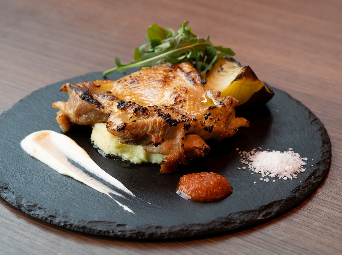 国産地鶏の石窯焼き椿油のアイオリとひんぎゃの塩、かぶつ胡椒添え