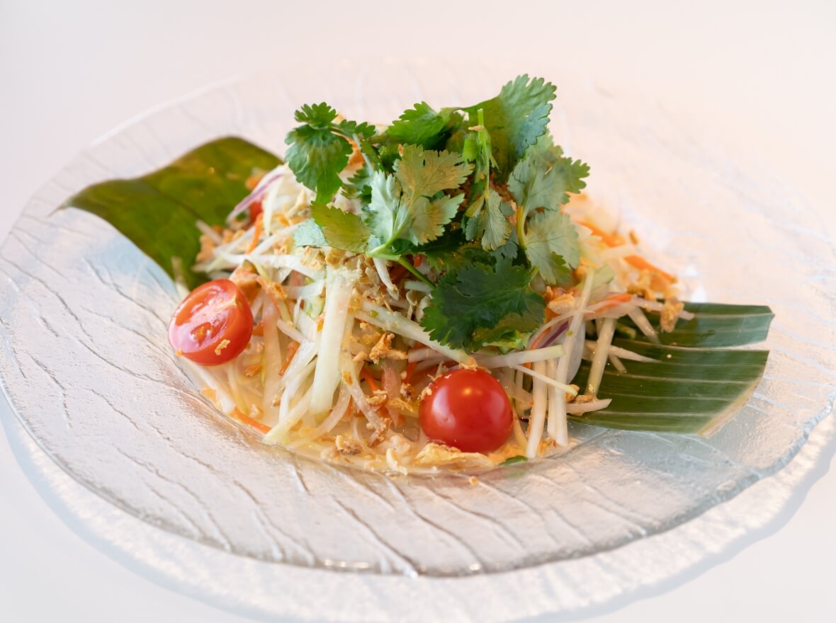 父島産青パパイヤのエスニック風サラダ