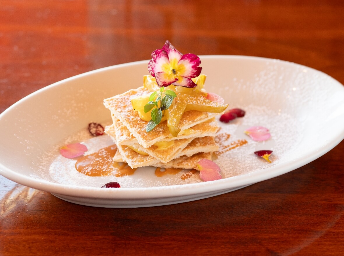 父島産スターフルーツとレモンクリームのミルフィーユ仕立て