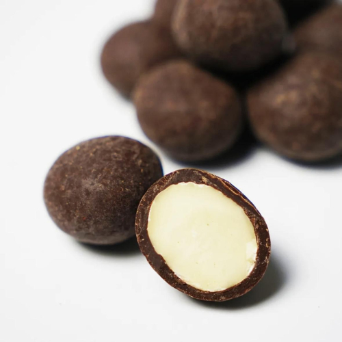 お酒好きな方への贈り物に「マカダミアナッツチョコレート」