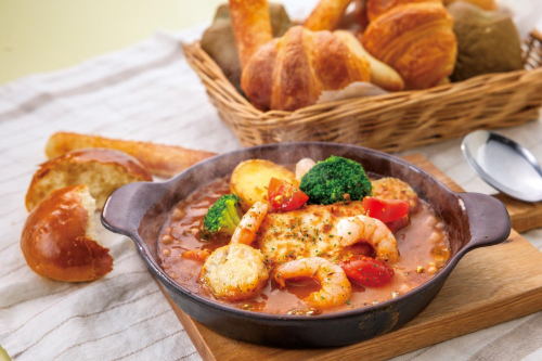 ブイヤベース仕立てのシーフードカレー パン食べ放題付き