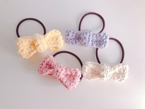かぎ針で編むリボンのヘアアクセサリー