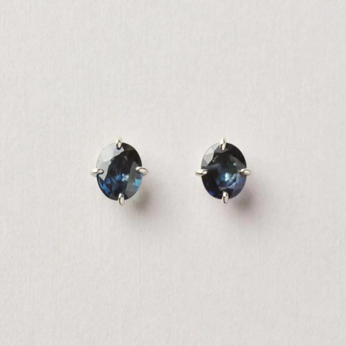 深い青色が魅力の新作ピアス💙