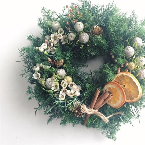 フレッシュグリーンのクリスマスリース