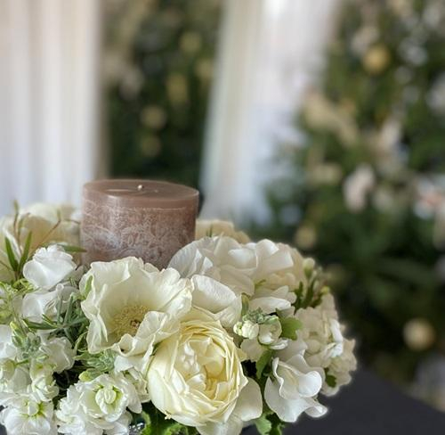 フレッシュフラワーで作るクリスマスのキャンドルリース