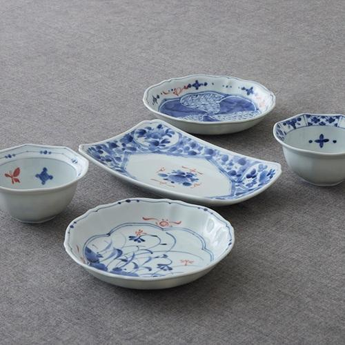 藍色と赤色の筆絵柄で縁起の良い和食器