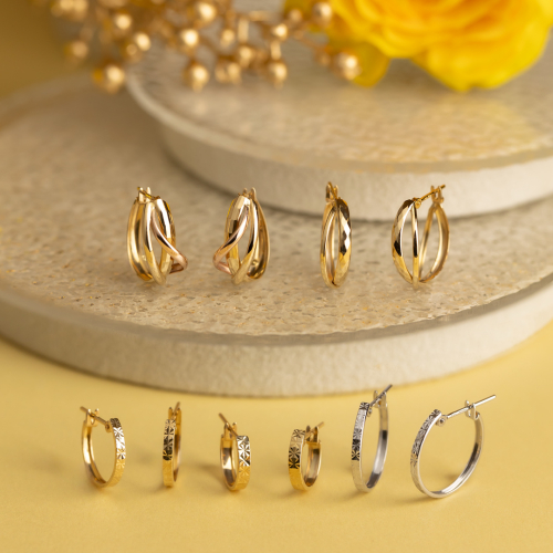 カットが煌めくフープピアス✨