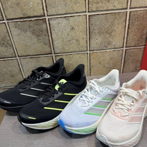 快適さとパフォーマンスを求める人のためにデザインされたシューズ