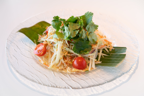 島を味わうFood Fest 2026｜父島産青パパイヤのエスニック風サラダ