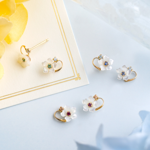 ホワイトシェルのお花ピアス🌸
