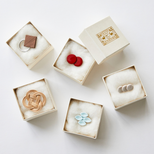 小さな工芸のブローチ