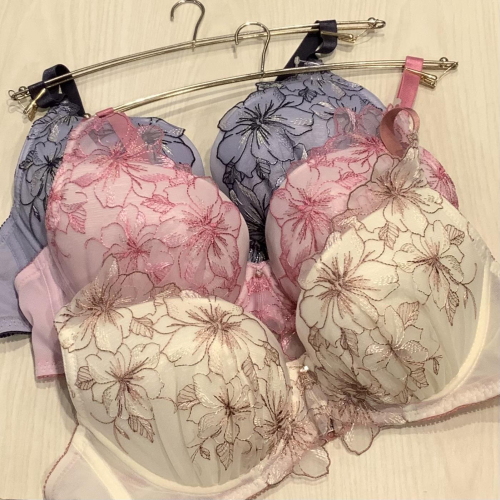 春にぴったりな大花柄ブラ🌸