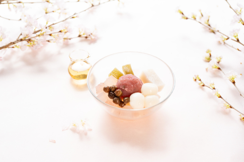 春の香りをお届け　桜白玉あんみつ　　ご用意しております