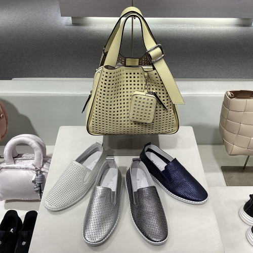 夏のカジュアルスタイルに♪パンチングスリッポン