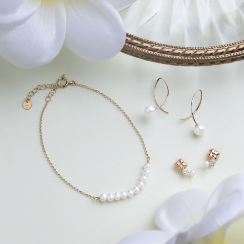 新作！シンプルなパールピアス✨️