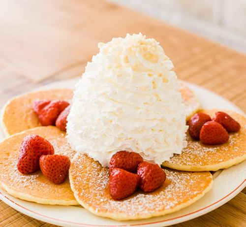ストロベリー、ホイップクリームとマカダミアナッツ