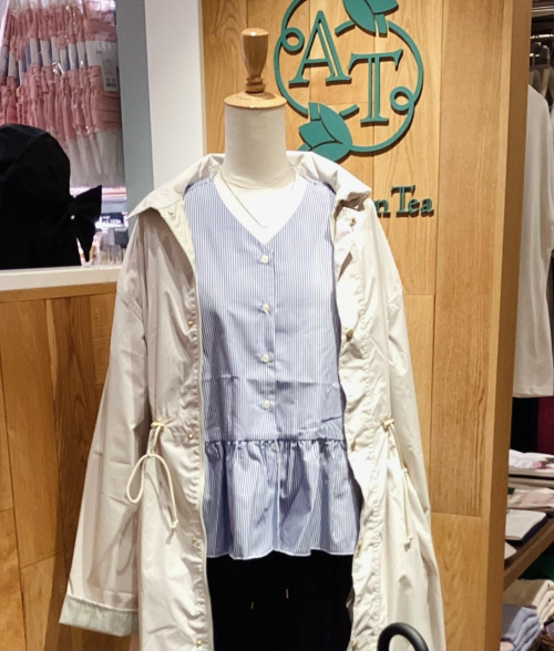 雨も楽しむレインコートコーデ