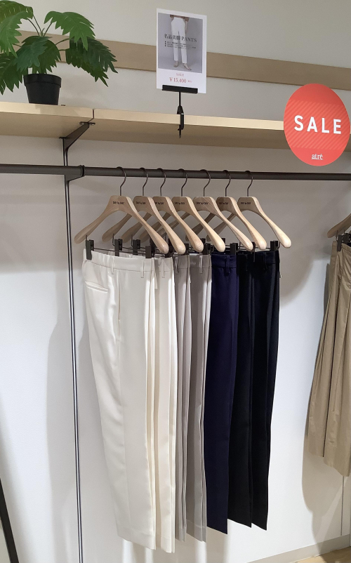 大人世代の味方、INEDの名品美脚パンツがSALEに…！✨