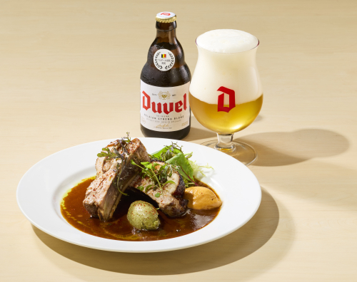 ロティサリーでじっくり焼き上げたスペアリブのスパイシーロースト、ベルギービール　デュベル
