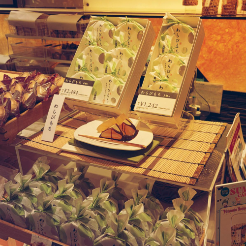 絶賛販売中♪ 冷やして美味しい！！『わらび餅』です。