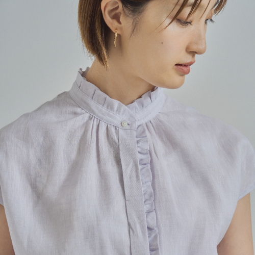 華やかさと涼しさを叶える、大人のリネンシャツ