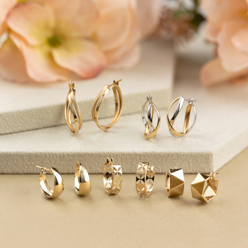 華やかな定番フープピアス💛✨