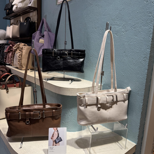 ベルト付き横長トートバッグ👜︎