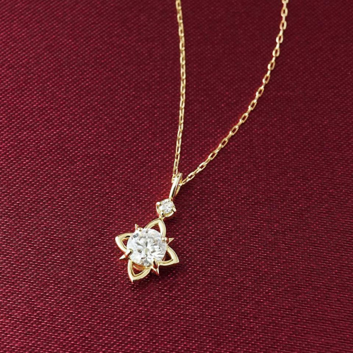 光モチーフのネックレスでデコルテラインを美しく✨