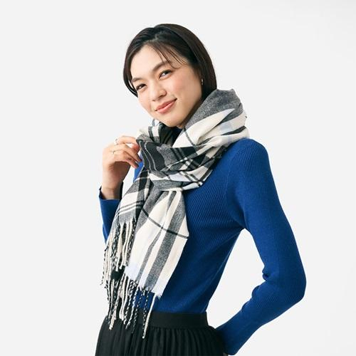 秋冬コーデを彩るチェックストール